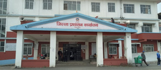 सेवाग्राहीको  चाप  बढेपछि  चितवनमा  राष्ट्रिय  परिचयपत्रको  विवरण  बिहानैदेखि  सङ्कलन