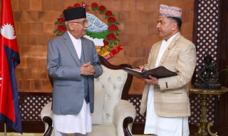 प्रधानमन्त्रीले  दिए  मुख्यसचिव  अर्याललाई  बधाई,  राज्यका  हरेक  निकायलाई  जबाफ देही  बनाउन  सुझाव